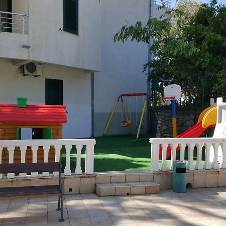 Roman Gardens Studio Apartment ริซาน ภายนอก รูปภาพ