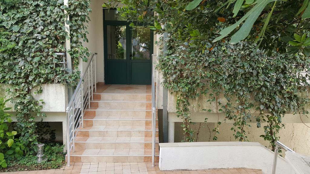 Roman Gardens Studio Apartment ริซาน ภายนอก รูปภาพ